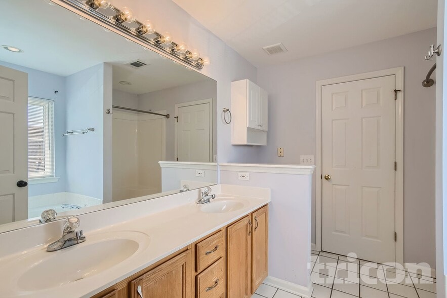 Building Photo - 2420 Amber Glen Dr