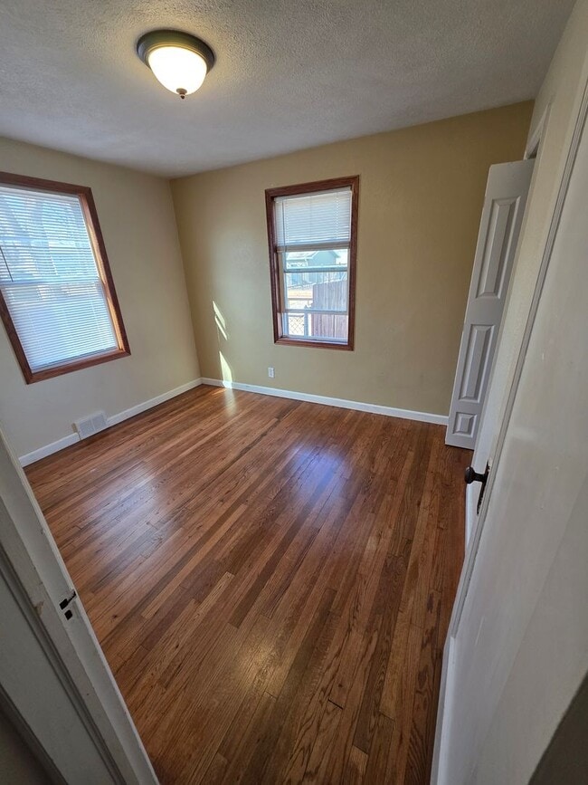 Building Photo - 3 Bed | 2 Bath | 2 Car Garage | Fully Fenced Yard