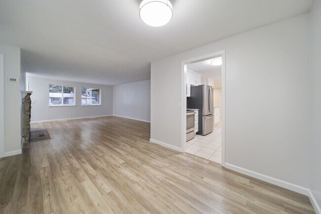 Building Photo - Classic rambler has 3 bedrooms, 1.75 baths, North Thurston School District