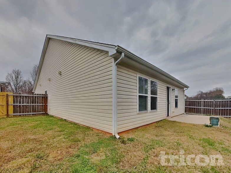 Building Photo - 304 Kendall Dr