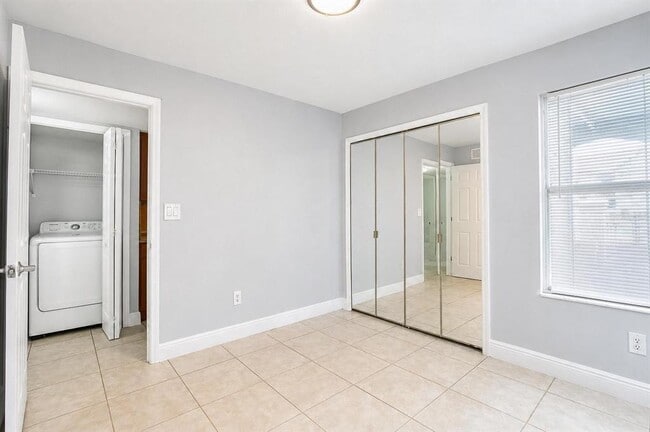 Building Photo - 2739 N Poinciana Blvd