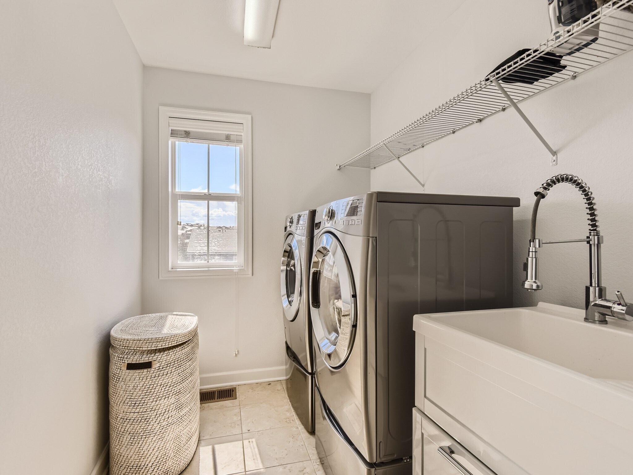 Building Photo - 664 Tiger Lily Way