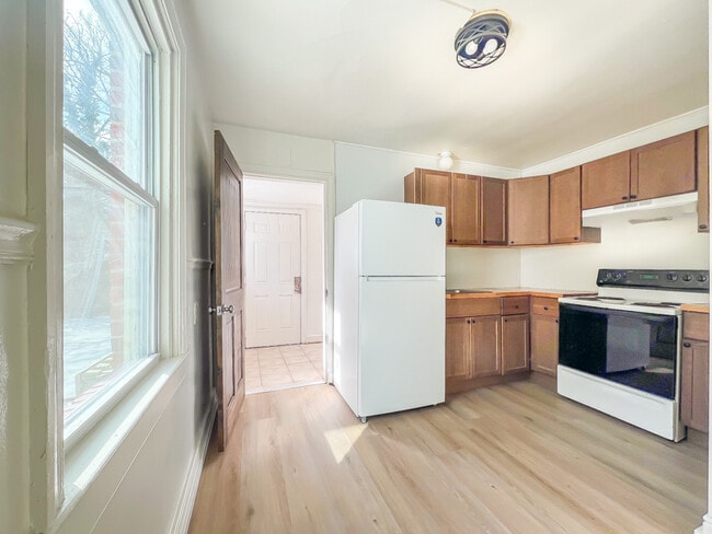 Building Photo - 1006 Greystone Ave