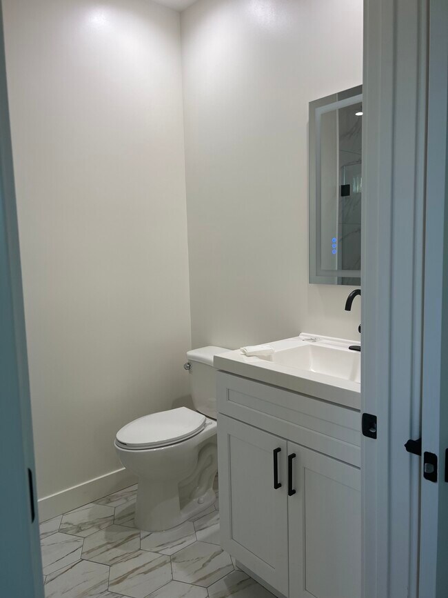 Building Photo - 7538 Cozycroft Ave