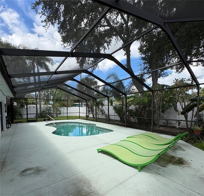 Building Photo - 1339 Royal Palm Dr S