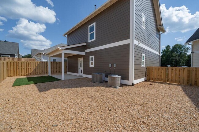 Building Photo - Spacious Home with Fenced Backyard!