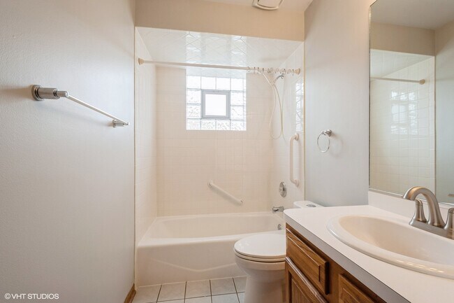 Building Photo - 7411 N Claremont Ave