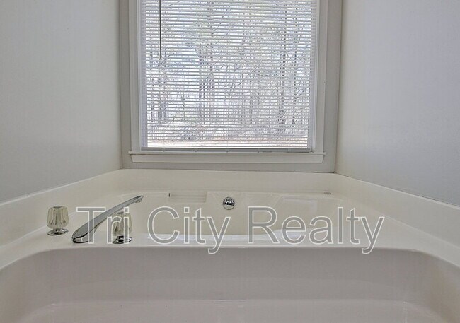 Building Photo - 210 Bella Rosa