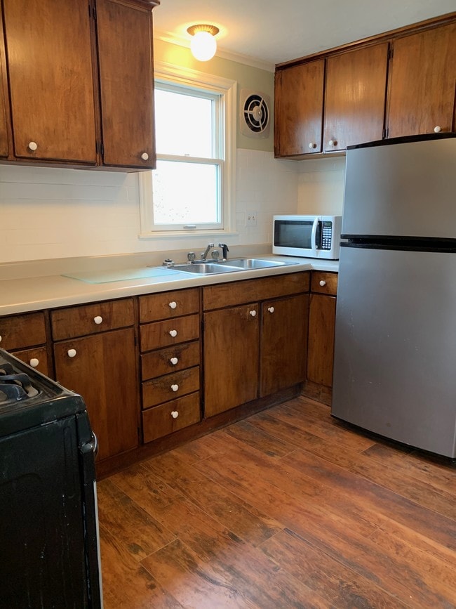Modern kitchen - 1947 Decatur Ave