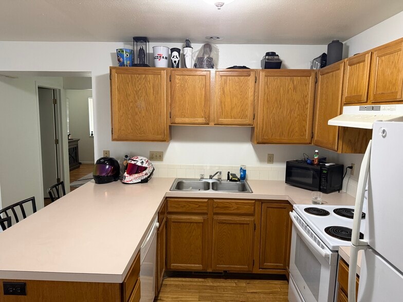Kitchen - 2124 3rd St SW