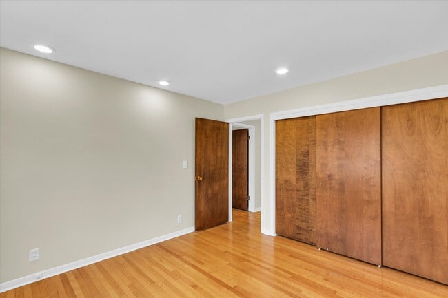 Building Photo - 1803 Golfview Dr