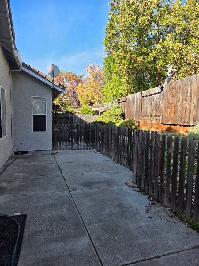 Building Photo - Cobble Hills Community - 3 Bdrm, 2 Bath