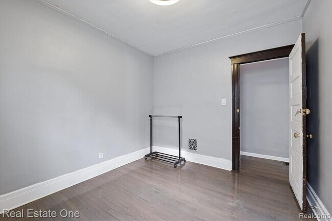 Building Photo - 304 Hendrie St