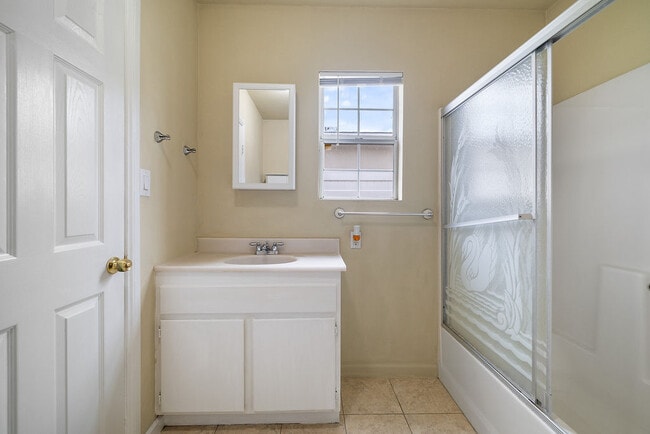 Building Photo - 11050 Keswick St