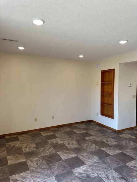 Building Photo - 1024 Western Ave