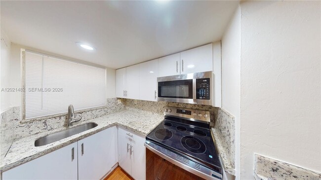 Building Photo - 8860 Fontainebleau Blvd