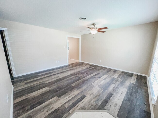 Building Photo - 724 Gubert Ln