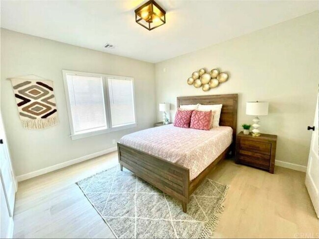 Building Photo - Charming 3BR Duplex in Los Angeles