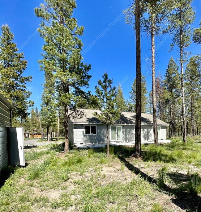 Building Photo - Beautiful home in Sunriver on wooded lot a...