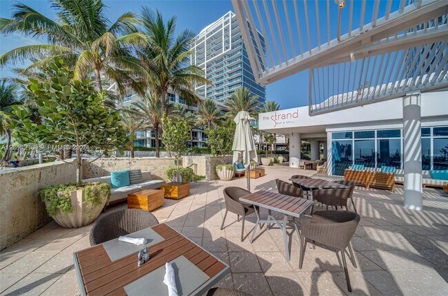Building Photo - 6801 Collins Ave