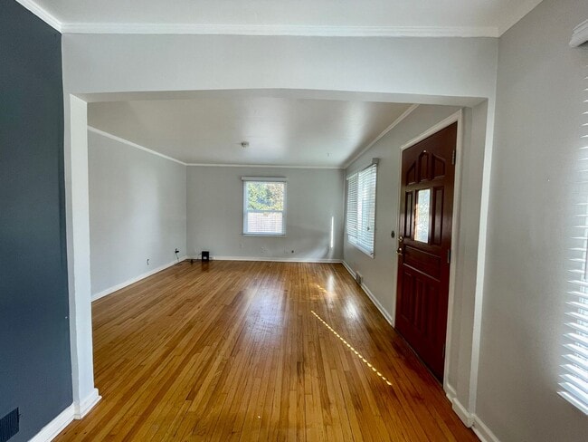 Building Photo - Cute Classic 1950s 2 Bd 1 Ba House + Bonus Room w/ Washer & Dryer, AC and Fenced Spacious Yard!