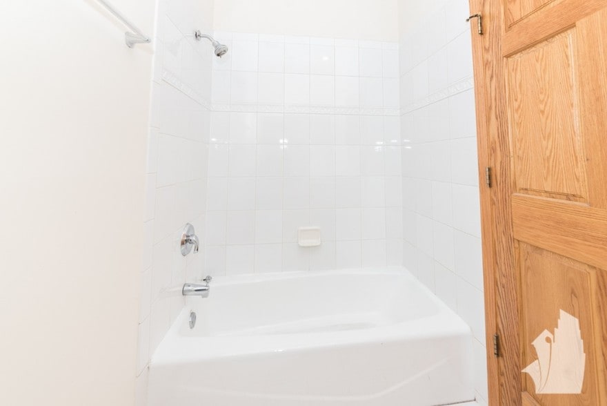 Building Photo - 2539 N Southport Ave