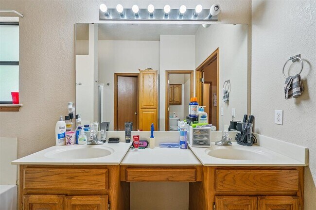 Building Photo - 16300 Seminole Pointe Pl