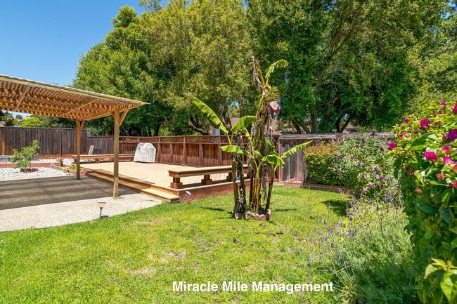 Building Photo - Ranch-Style, Spacious 5 Bedroom Home is De...