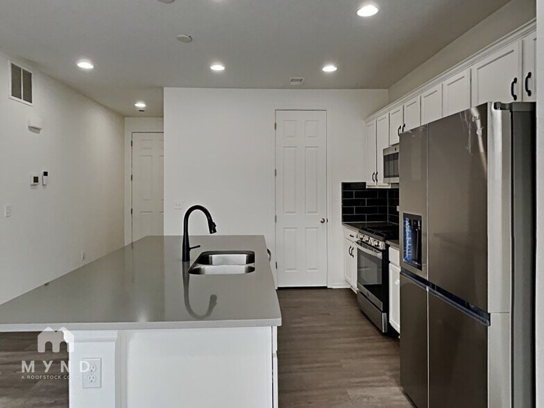 Building Photo - 9732 Truckee St