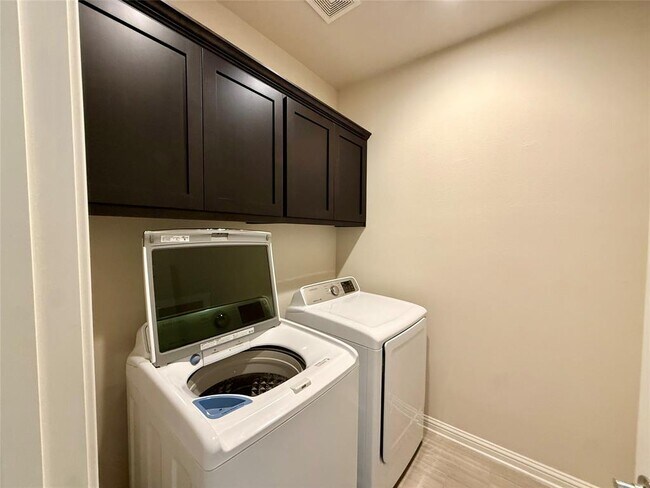 Building Photo - 6814 E Riverside Dr