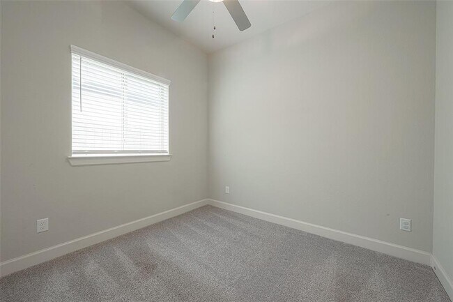 Building Photo - 402 Jolly Ginger Dr