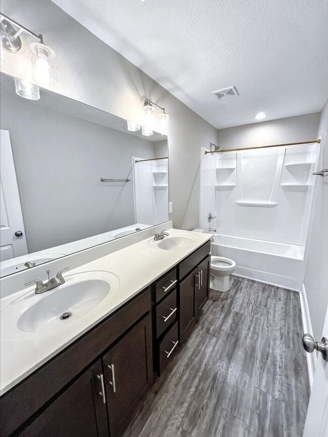 Building Photo - Charming 3-Bed, 3-Bath Townhouse Just Minu...