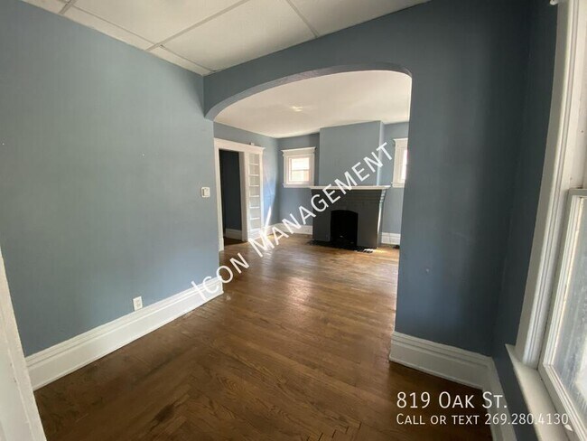 Building Photo - 819 Oak St