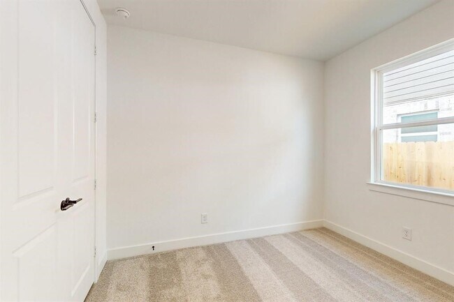 Building Photo - 9510 Dearborn Creek Dr