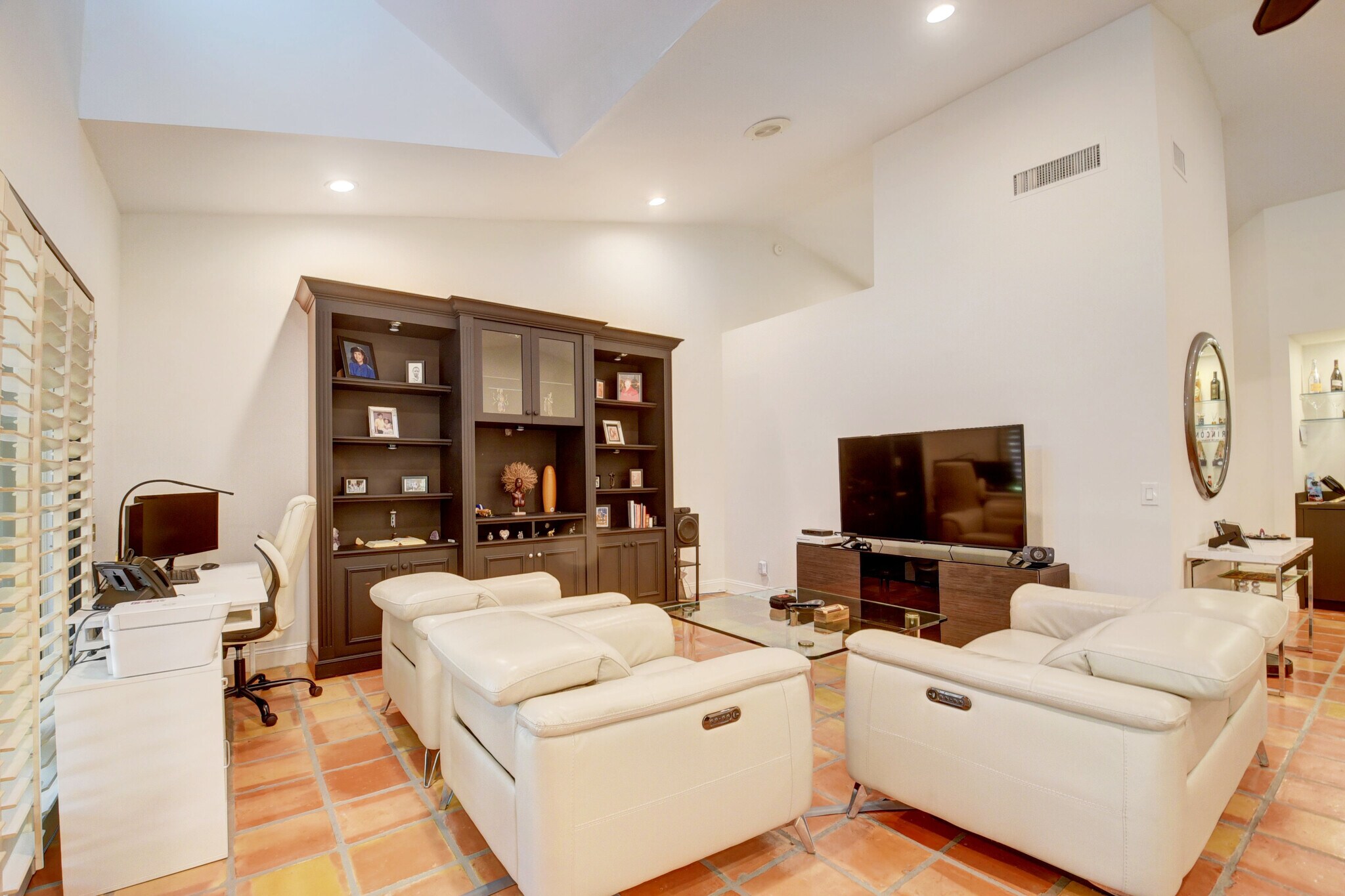 Building Photo - 4666 Fountains Dr S