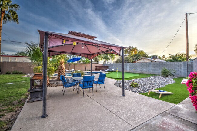 Building Photo - 2 Bd 2 Ba + Guest House with Fully Furnish...