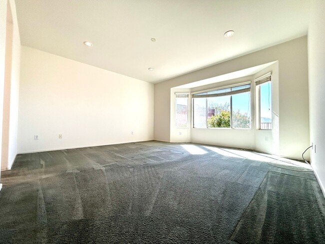 Building Photo - Single story 55+ community on golf course