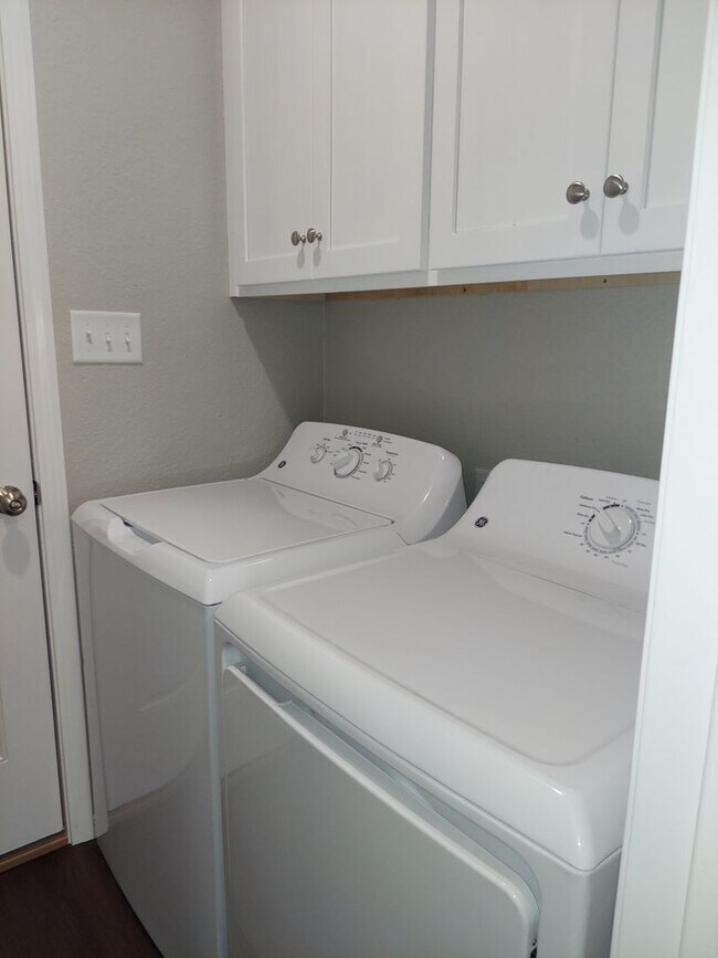 Building Photo - Beautiful 3 Bedroom Townhome in Alma!! *Move in Special*