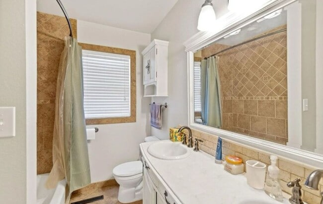 Building Photo - Beautiful 3 Bed and 2 Bathroom home.