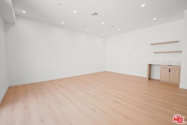 Building Photo - 5214 Satsuma Ave