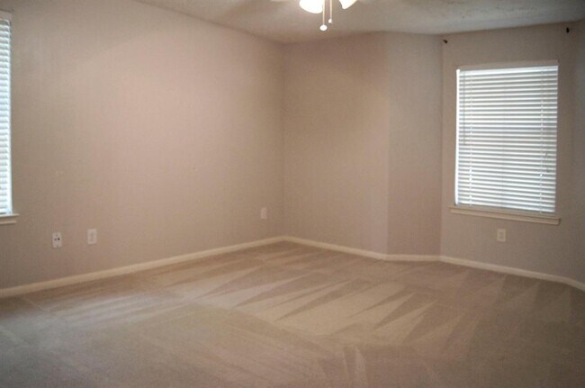 Building Photo - 8051 Bay Branch Dr