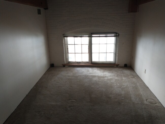 Building Photo - 68 Thermos Ave