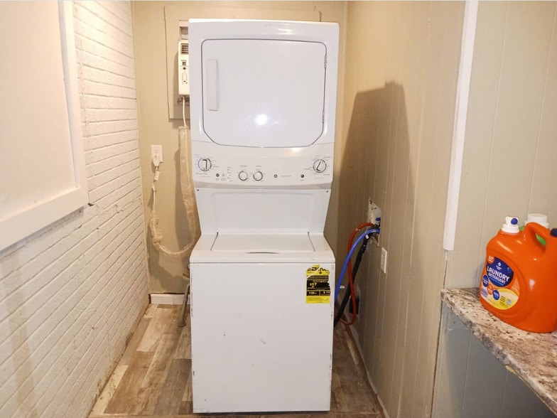 Building Photo - 4105 Azalea Dr