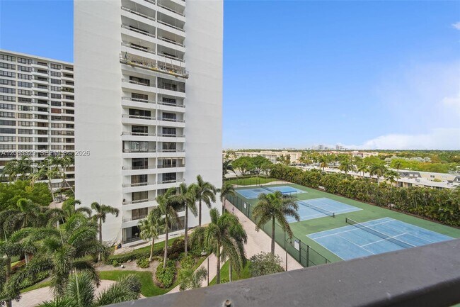 Building Photo - 2500 Parkview Dr