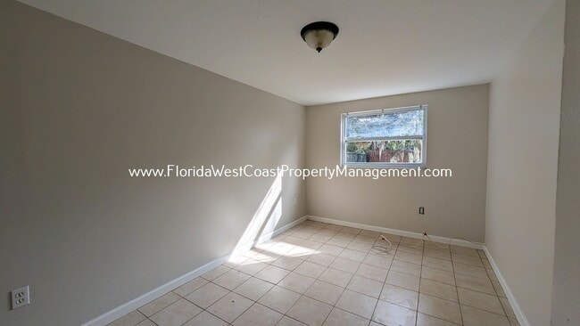 Building Photo - Cute 2 Bedroom/1 Bath Duplex Near Downtown...