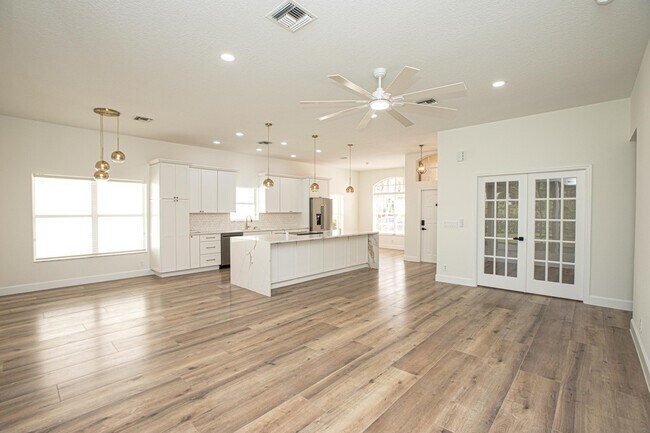 Building Photo - 10881 La Salinas Cir