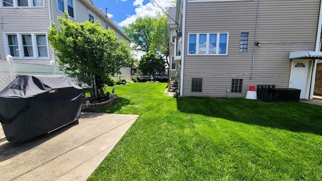 Building Photo - 5714 W Dakin St