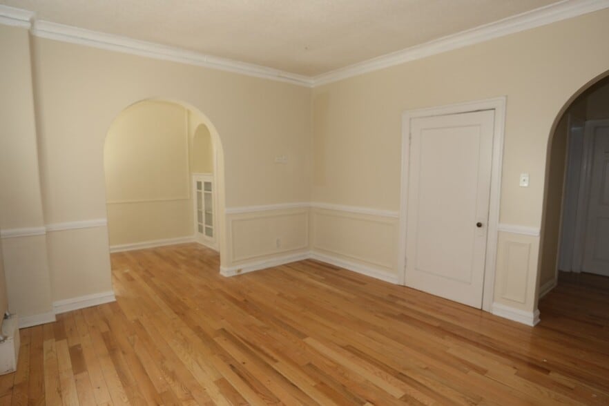 Building Photo - 549 W Surf St