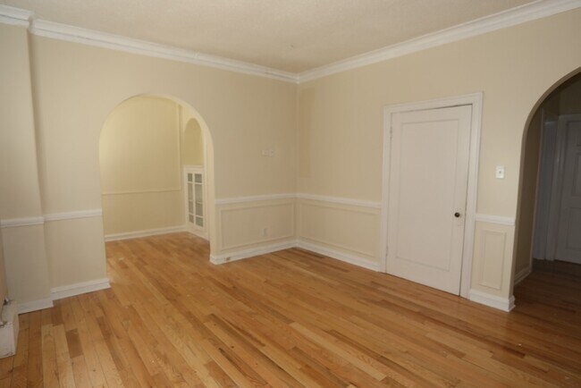 Building Photo - 549 W Surf St