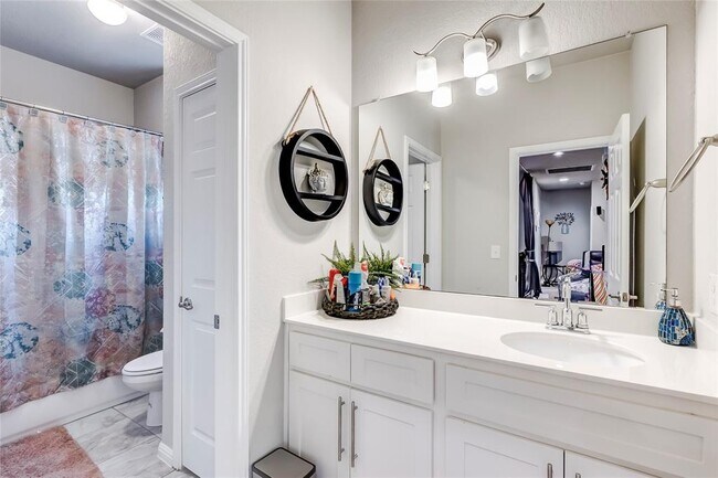 Building Photo - 722 Kingston Pl